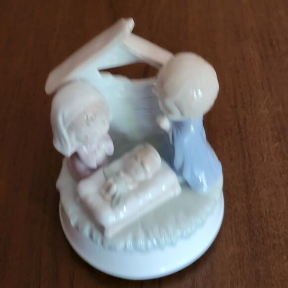 Vintage Roman Rotating Music Box Figurine Christmas Nativity Made in Japan - Picture 12 of 12